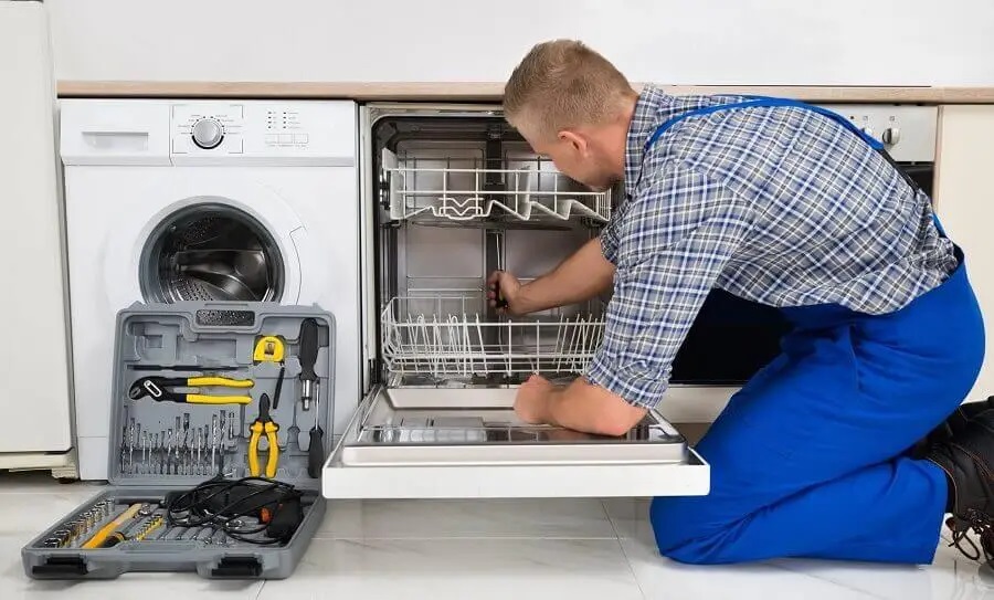 Konak Philips servisi teknisyen ekibi beyaz eşya tamiri yaparken
